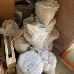 木材、セメント、砂差し上げます。