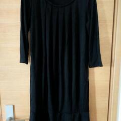 ユニクロM黒のワンピースの画像