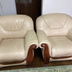 レザーの一人用ソファ2つ