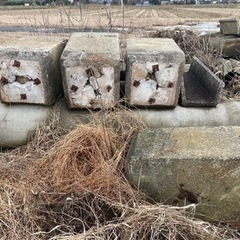 コンクリートブロック？土管？
