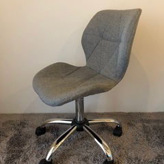 【0円 無料で差し上げます】おしゃれなデスクチェア（ファブリックタイプ・グレー）の画像