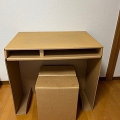段ボール机と椅子の画像