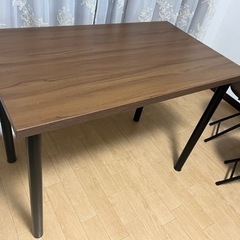 ダイニングテーブルと椅子二脚のセット