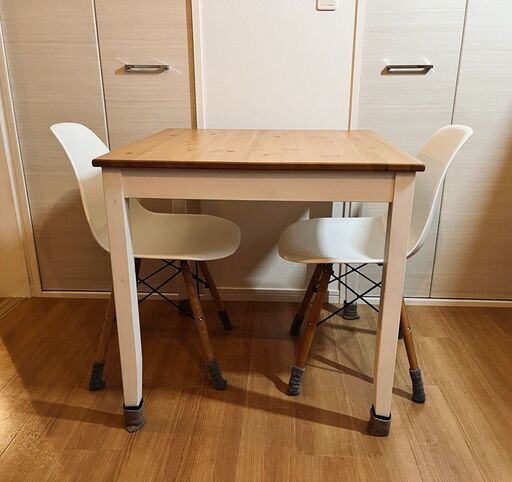 IKEAのダイニングテーブルと椅子2脚です。