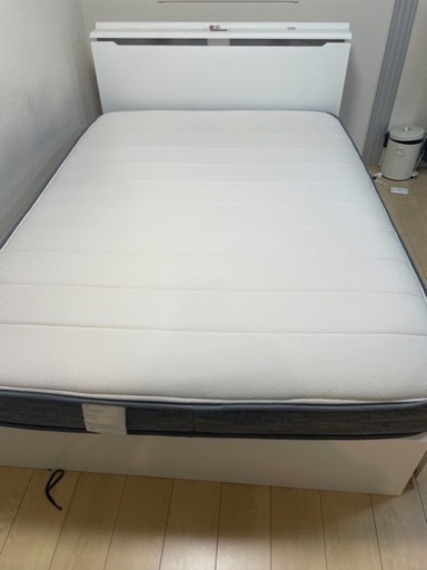 ダブルベッドフレームマットレス付き