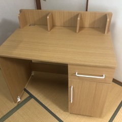 机、書棚、チェスト