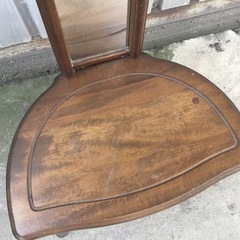 スリムでレトロな鏡台の画像