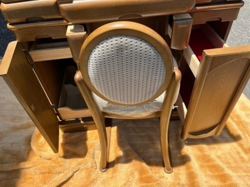 使用頻度少なめ 高級家具 大塚家具 天然木(ナラ板目)ドレッサー 鏡台 寸法(約)幅80×奥行43×高さ160cm 一口コンセント付 引き出し、鏡多数