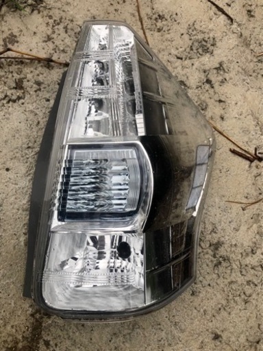 プリウスアルファー 右テールランプ