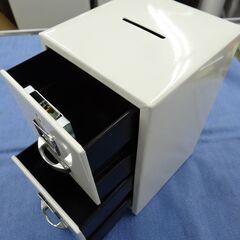 貯金箱 高さ18㎝ 幅11㎝ 奥行11㎝ キャビネット型貯金箱 ホワイト 西岡店の画像