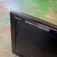 テレビ、外付けHDD、手元スピーカー、ケーブルの画像