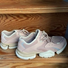 リーボック　スニーカー　薄いピンク色の画像