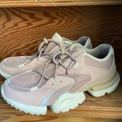 リーボック　スニーカー　薄いピンク色