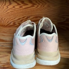 リーボック　スニーカー　薄いピンク色の画像