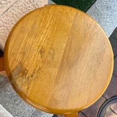 木の椅子の画像
