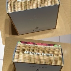 バスケットといちご柄のケーキの箱の画像