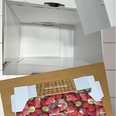 バスケットといちご柄のケーキの箱の画像