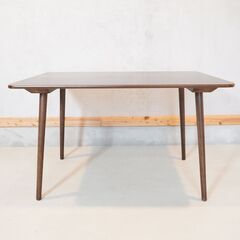 TON (トン)よりウィンザー ダイニングテーブルです。シンプルな