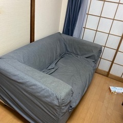 2人座ったらちょうどくらいのソファの画像