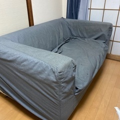 2人座ったらちょうどくらいのソファ