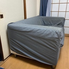 2人座ったらちょうどくらいのソファの画像