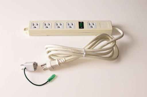 パソコンタップ\n3P・5個口のうち1個は常時通電、4個はまとめてON・OFFできるスイッチ付。\nTAP-MG3501NF