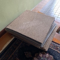 【お話中】タイルカーペット1枚30円お売りします。
