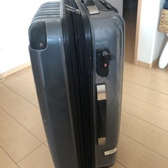 グレーのスーツケース　一般サイズの画像