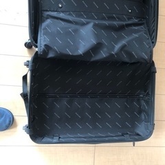 グレーのスーツケース　一般サイズの画像