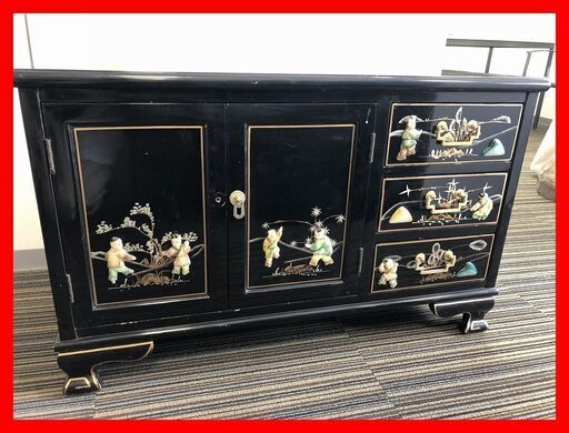 ▼【黒塗小箪笥　観音開き戸　引き出し3段　童子柄立体画　幅88㎝】（NF230618）508-31W