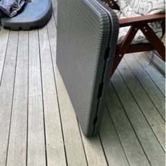 【値下げ】ウッドデッキにピッタリの屋外用折りたたみダイニングテーブルの画像