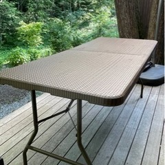【値下げ】ウッドデッキにピッタリの屋外用折りたたみダイニングテーブルの画像