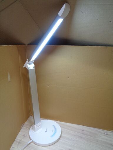 美品　卓上ライト　デスクライト LED 目に優しい 電気スタンド 省エネ 学習机 テーブルスタンド　タッチセンサー調光 USBポート付け ホワイト　折り畳み式　コンパクト