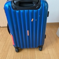 青色スーツケースの画像