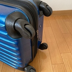 青色スーツケースの画像