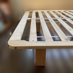クイーンサイズ脚付ベッド／すのこの画像