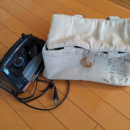コイズミ　スチームアイロン　アイロンがかけれるケース付き