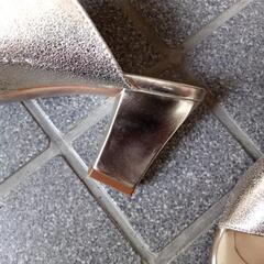 金色サンダルMサイズの画像