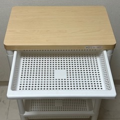 ニトリのキャスター付きワゴン　300円の画像