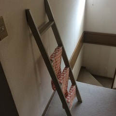 2段ベッドの木製ハシゴの画像