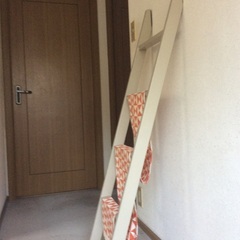 2段ベッドの木製ハシゴの画像