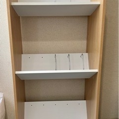 美品　使いやすい斜め収納3段本棚　キャスター付き
