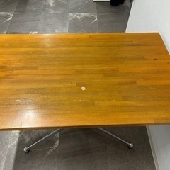 決まりました❗️スチール脚テーブル2台あります。の画像