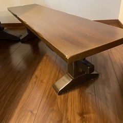 少し低めのダイニングテーブルセットの画像