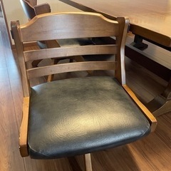 少し低めのダイニングテーブルセットの画像