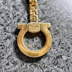 ③Salvatore Ferragamo(サルヴァトーレ・フェラガモ) ガンチーニ チャーム キーホルダー

全長約8.5cm/幅：約2.5cm
※使用感有り💫💫■他に出品中の商品ご覧下さい。※無料では御座いません最後までよくお読み下さい。の画像