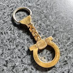 ③Salvatore Ferragamo(サルヴァトーレ・フェラガモ) ガンチーニ チャーム キーホルダー

全長約8.5cm/幅：約2.5cm
※使用感有り💫💫■他に出品中の商品ご覧下さい。※無料では御座いません最後までよくお読み下さい。の画像