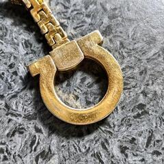 ③Salvatore Ferragamo(サルヴァトーレ・フェラガモ) ガンチーニ チャーム キーホルダー

全長約8.5cm/幅：約2.5cm
※使用感有り💫💫■他に出品中の商品ご覧下さい。※無料では御座いません最後までよくお読み下さい。の画像