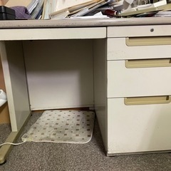 事務机　2個あります。の画像