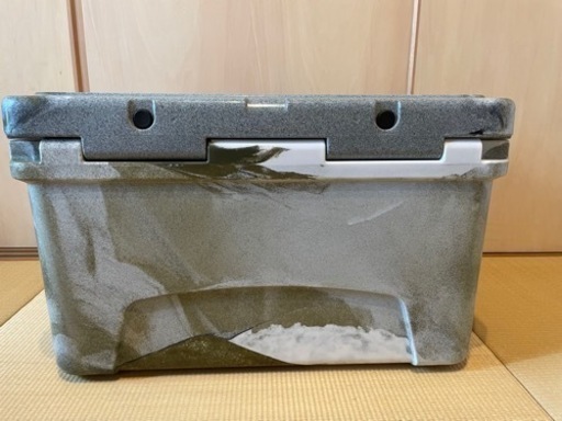 アイスランドクーラーボックス  45QT デザートカモ
